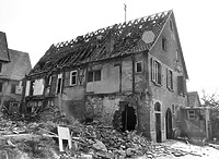 Während des Abbruchs 1982 rechte Haushälfte Nr. 55, links Haus 45 / Abgebrochenes Ackerbürgerhaus jetzt Wohnhaus in 74354 Besigheim (Stadtarchiv Besigheim)