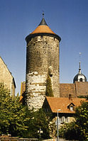 Ansicht von Süden - rechts das Torwächterhaus - Pfarrgasse 15 / Oberer Turm, sog. Schochenturm in 74354 Besigheim (M. Haußmann)