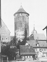 Historische Aufnahme. Ansicht von Süden. Im Vordergrund ein abgegangenes Gebäude im Ochsengraben. / Oberer Turm, sog. Schochenturm in 74354 Besigheim (Stadtarchiv Besigheim)