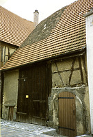 Abgebrochene Scheune mit Kellereingang um 1980 / Wohnhaus und Garagen in 74354 Besigheim (Stadtarchiv Besigheim)