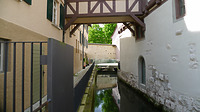 Stadtmauerrest an der Ostseite des heutigen Südflügels mit Verlauf über die Ach, Ansicht von Norden (Kirchhof) / Stadtmauer im Innenhof des ehem. Heilig-Geist-Spitals in 89143 Blaubeuren (03.05.2020 - Christin Aghegian-Rampf)