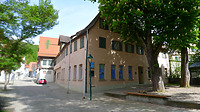 Im Osten an den Erweiterungsbau (Traufseitbau an der Karlstraße) verlief die Stadtmauer einst. / Stadtmauer im Innenhof des ehem. Heilig-Geist-Spitals in 89143 Blaubeuren (03.05.2020 - Christin Aghegian-Rampf)