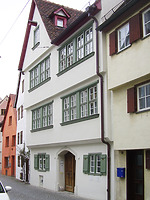 Blick von Osten auf die Straßenfront des Hauptgebäudes (links) und des nördlichen Seitenflügels (rechts). Die Straßenseite des Baues wird von Baukörpern des frühen 17. Jahrhunderts geprägt, wobei der Seitenflügel ursprünglich ein Geschoß niedriger war und erst später auf die Höhe des Hauptbaues aufgestockt wurde. / Wohnhaus in 89073 Ulm (22.03.2021 - Stefan Uhl)