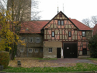 Digitale Aufnahme, die Südansicht auf die Scheune sowie die Längsseite des Wohnhauses Pfarrgasse 15 zeigend. Aufgenommen 2008. / Wohnhaus mit Scheune (ehem. Torwächterhaus am Oberen Tor) in 74354 Besigheim