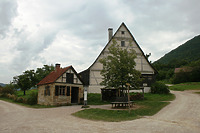 Backhaus (li.) aus Esslingen und Wohn-Stall-Haus mit Scheuer (re.) aus Beuren / Freilichtmuseum Beuren in 72660 Beuren (02.09.2011 - Becker_priv)