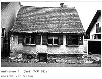 Ansicht Süd (in situ)_Anfang 1990er Jahre / Tagelöhnerhaus aus Weidenstetten in 89197 Weidenstetten (Restaurierungsbericht von Lutz Walter (1992) (Anhang II, Aufnahme 1))