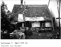 Ansicht Nord (in situ)_Anfang 1990er Jahre / Tagelöhnerhaus aus Weidenstetten in 89197 Weidenstetten (Restaurierungsbericht von Lutz Walter (1992) (Anhang II, Aufnahme 3))