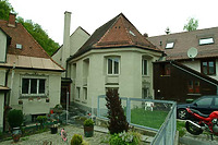 Ansicht des Chores von SO: Links das 1927 (a) angebaute Wohnhaus, rechts z.T. die zwischen 1825-1881(a) angebaute ehem. Lohmühle der Gerbereigenossenschaft (Mühlgasse 20) / Leonhardskapelle in 88212 Ravensburg (05.05.2009 - Michael Hermann)