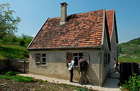 Ausgedinghaus im FLM Beuren; Traufseite / Ausgeding aus Aichelau (Hofanlage Aichelau) in 72539 Aichelau (http://www.freilichtmuseum-beuren.de/museum/rundgang/ausgedinghaus-aus-aichelau/)