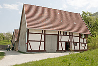 Bauernhaus im FLM; westliche Traufseite (im Hintergrund das Ausgeding) / Bauernhaus aus Aichelau (Hofanlage Aichelau, Hauptbau) in 72539 Aichelau (http://www.freilichtmuseum-beuren.de/museum/rundgang/bauernhaus-aus-aichelau/)