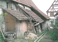 Annexbauten entlang der Ostseite des Haupthauses (2003); in Aichelau / Bauernhaus aus Aichelau (Hofanlage Aichelau, Hauptbau) in 72539 Aichelau (01.04.2003 - Hans-Jürgen Klose, Fotodokumentation, 2003)