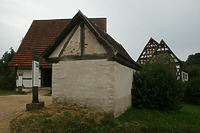 Fensterlose Giebelseite des Schweinestalls; im Hintergrund eine Scheuer aus Beuren / Schweinestall aus Ehningen in 71139 Ehningen (02.09.2011 - Becker_priv)