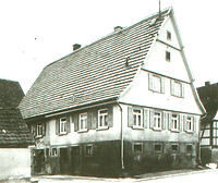 Hist. Aufnahme der Dreiseithofanlage in Ehningen, li. der Schweinstall (Traufseite) (ca. 1950) / Schweinestall aus Ehningen in 71139 Ehningen (02.09.2011 - Museumstafel FLM Beuren)