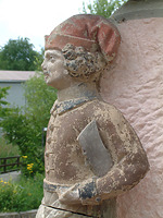 Wappenträgerfigur an Hausecke / Hof Wyrich, Haus Mannsperger, Dosterhaus; Wohn- und Wirtschaftsgebäude aus Tamm in 71732 Tamm (http://www.freilichtmuseum-beuren.de/museum/rundgang/wohn--und-wirtschaftsgebaeude-aus-tamm/)