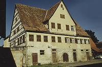 Haus Bühler am Originalstandort in Öschelbronn-Gäufelden / Sog. Haus Bühler, Doppel-Wohnstallhaus aus Öschelbronn in 71126 Öschelbronn (22.10.1990 - http://www.freilichtmuseum-beuren.de/museum/rundgang/haus-aus-oeschelbronn-im-aufbau-einlagerungsschuppen-oeschelbronn/)