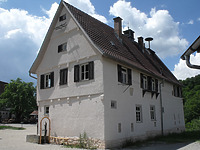 Giebelseite des Rathauses im FLM Beuren / Ehem. Rathaus von Häslach in 72141 Walddorfhäslach, Häslach (http://www.freilichtmuseum-beuren.de/museum/rundgang/rathaus-aus-haeslach/)