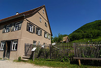 Ansicht im FLM Beuren / Wohnhaus mit Schreinerei aus Ohmenhausen; sog. "Haus auf der Lind" in 72770 Ohmenhausen (http://www.freilichtmuseum-beuren.de/museum/rundgang/wohnhaus-mit-schreinerei-aus-ohmenhausen/)